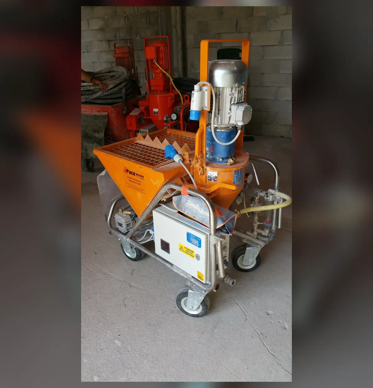 Macchina intonacatrice consegnata con il mezzo Pace Service
