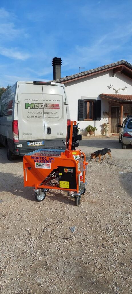 Scarico macchina intonacatrice Mortec per noleggio